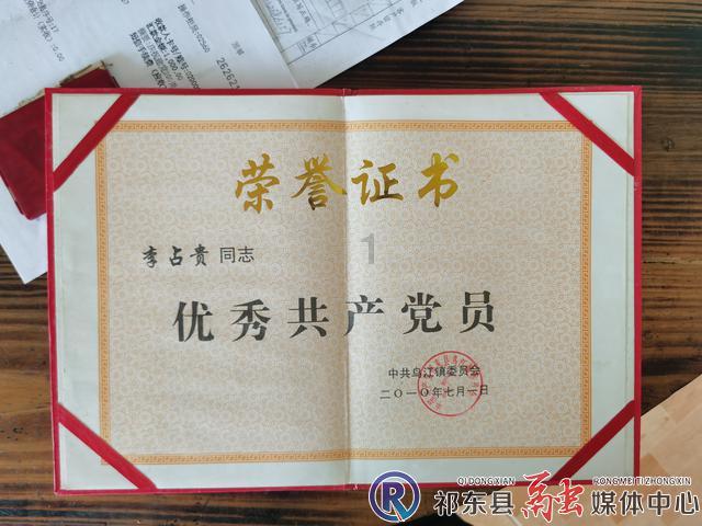 鞋王不晒鞋！塔克浅色穿搭清爽干练 红色LV包吸引眼球